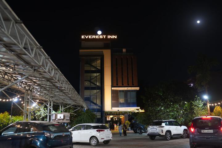 Everest Inn Chakan