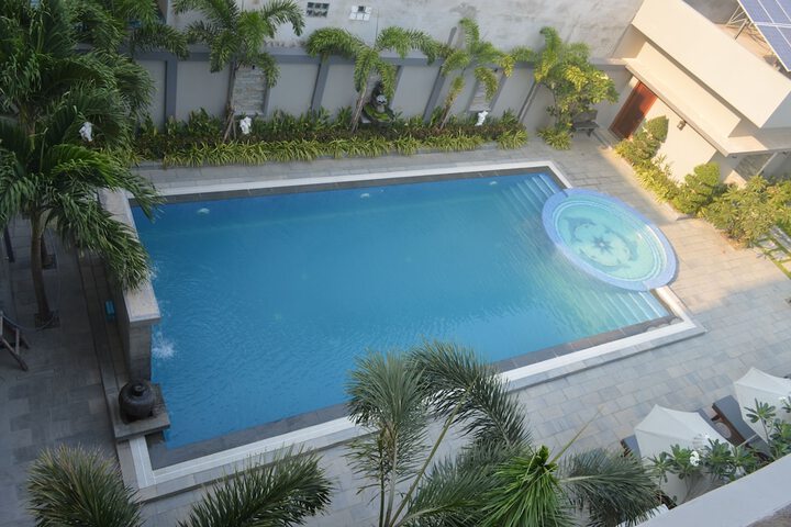 Pools & Facilities
