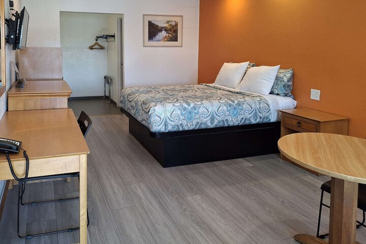 1 Queen Bed (8 of 10)