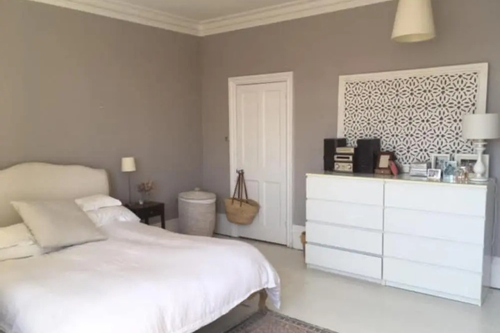 Room 6 of 12