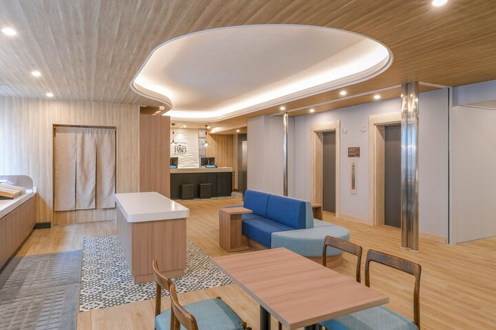 Entrance & Lobby