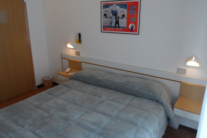 Room 9 of 35