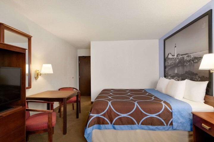 1 King Bed (3 of 14)