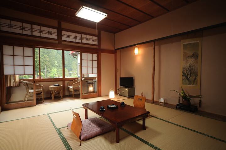 Room 2 of 27