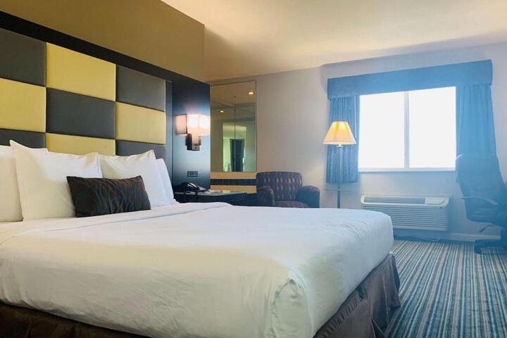 1 King Bed Desk Microwave and Refrigerator High Speed Internet Accessible Coffee Maker, Hairdryer Full Breakfast (7 of 18)
