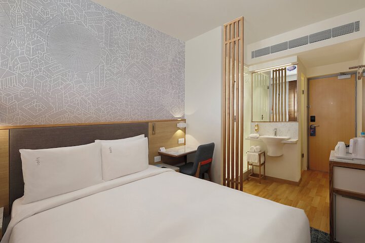 Room 6 of 61