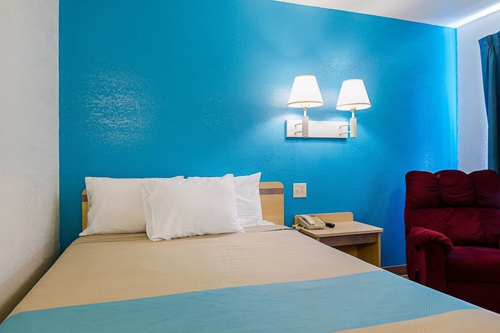 Room 11 of 32