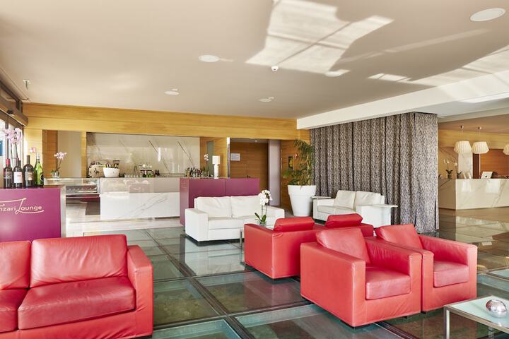 Lounge 34 of 46
