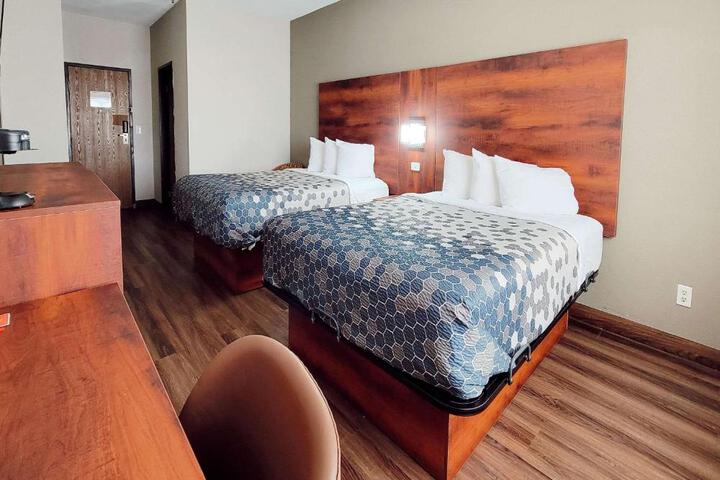 2 Queen Beds (1 of 5)