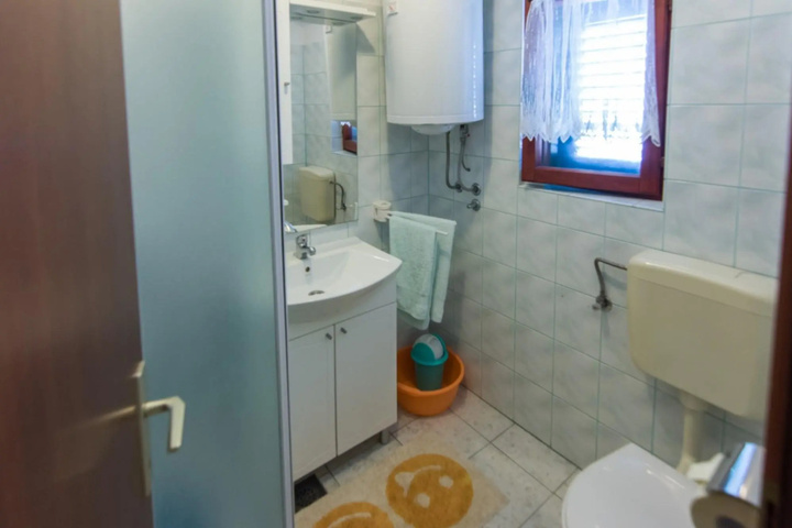 Room 6 of 14