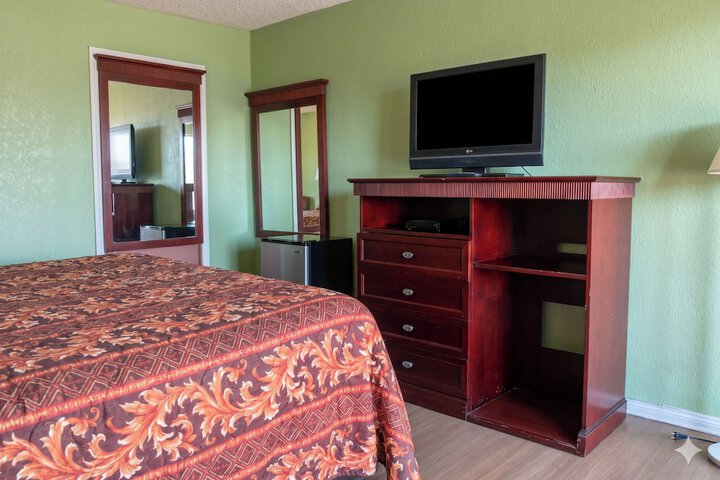 Room 8 of 19