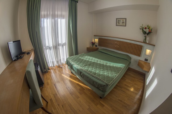 Room 9 of 32