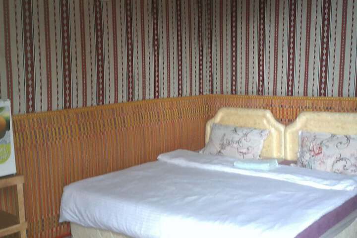 Room 10 of 12