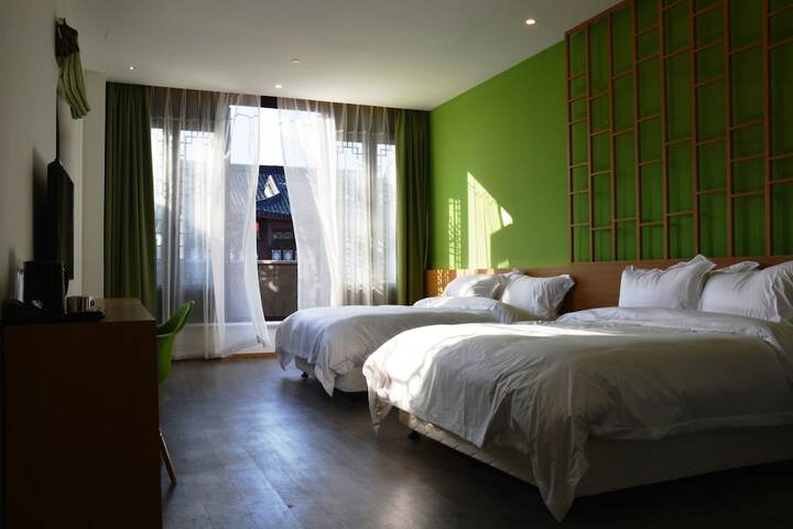 Room 5 of 12