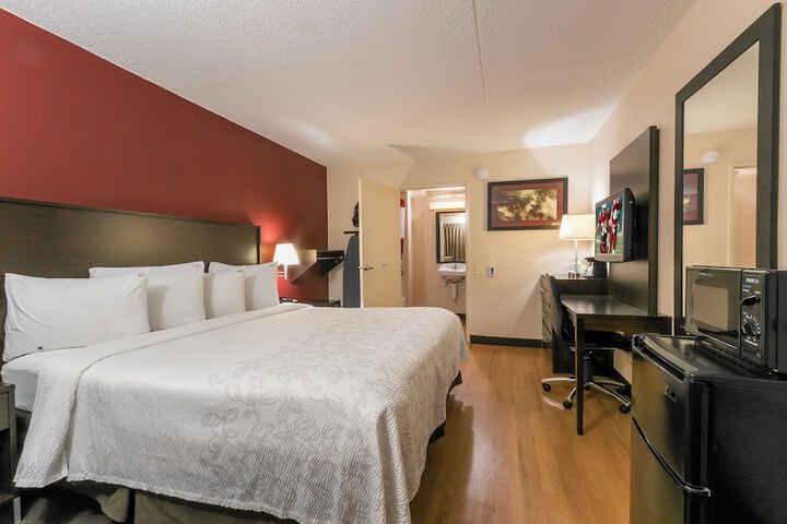 1 King Bed (4 of 20)