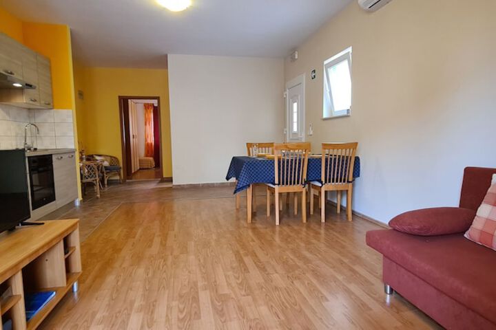 Room 33 of 62