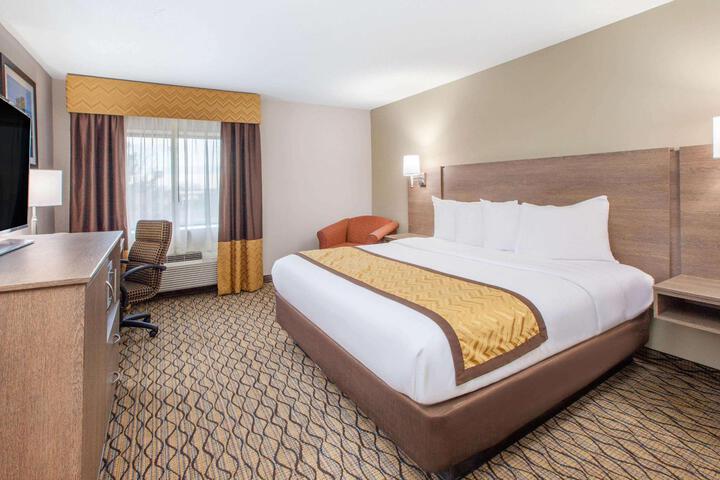 1 King Bed (17 of 17)