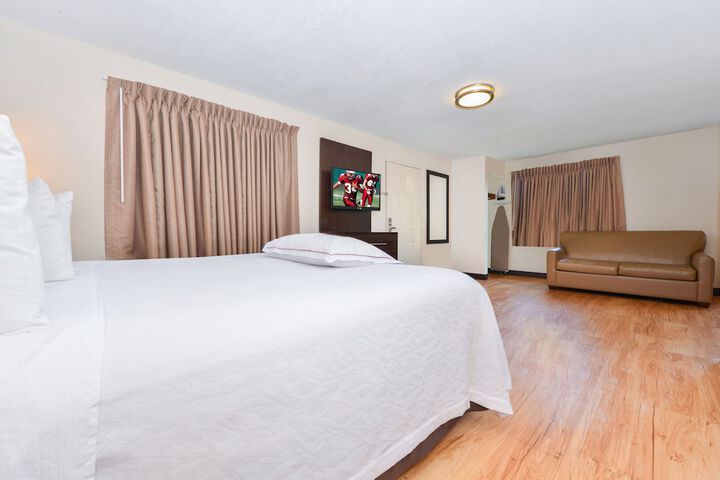 Premium King Bed Kitchenette (5 of 5)