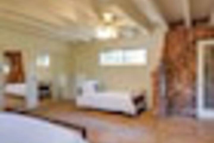 Room 5 of 93