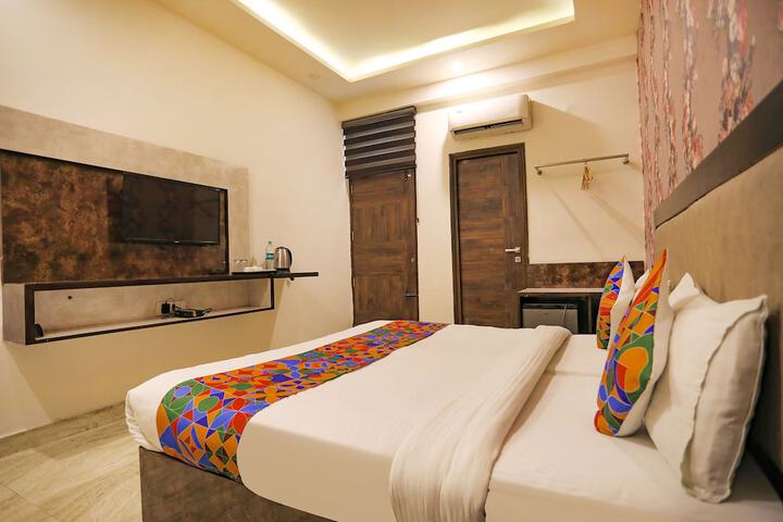 Room 10 of 32