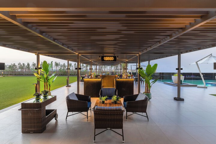 Lounge 44 of 58