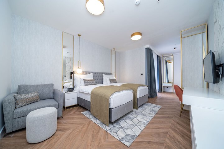 Room 102 of 168
