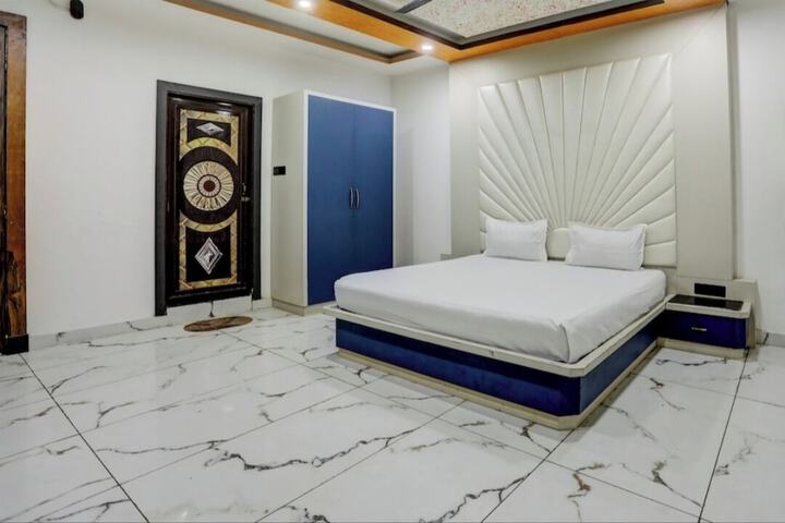 Room 11 of 36