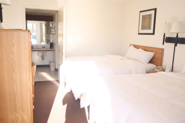 2 Queen Beds (11 of 17)