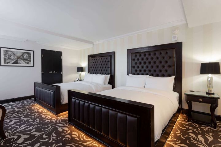 Superior Queen Bed (1 of 10)