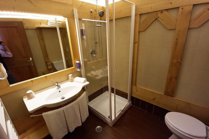 Room 30 of 83