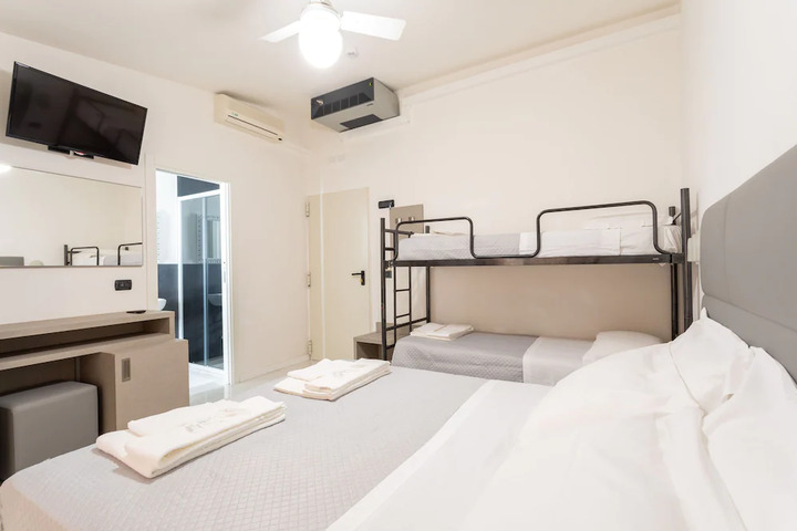 Room 4 of 8