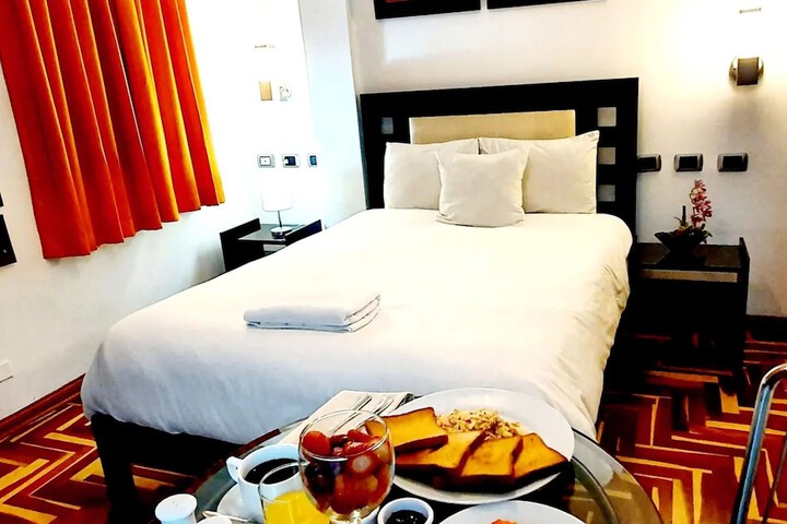 Room 5 of 18