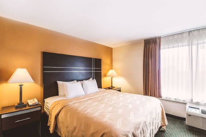 Deluxe King Bed (1 of 8)