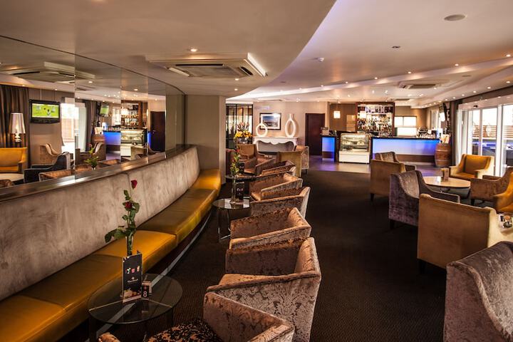 Lounge 67 of 79
