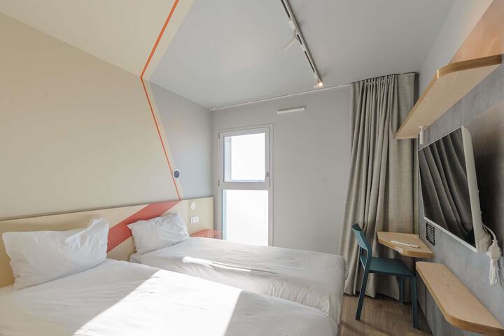 Room 16 of 77