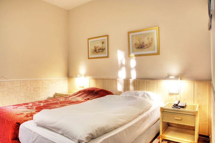 Room 10 of 31