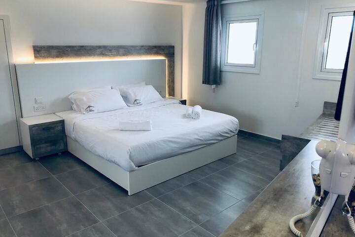 Room 27 of 99