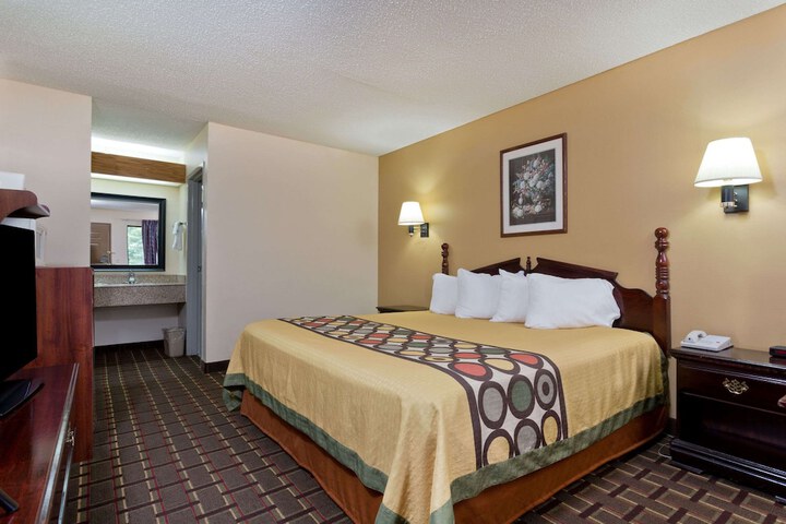 1 Queen Bed (7 of 11)