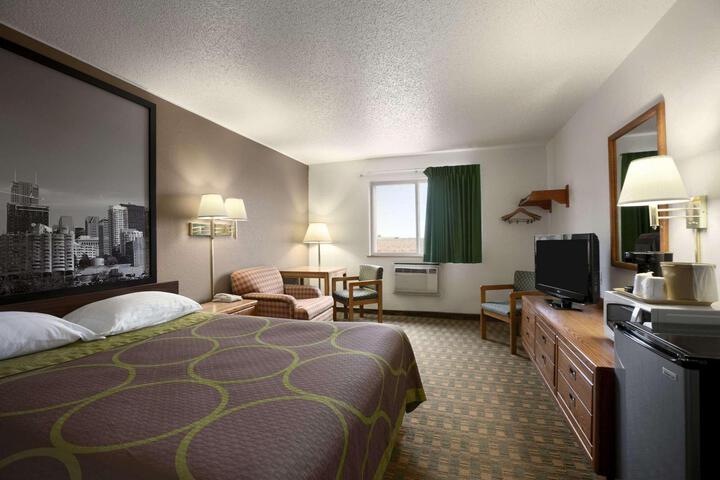 1 Queen Bed (12 of 19)