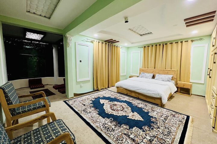 Room 4 of 13