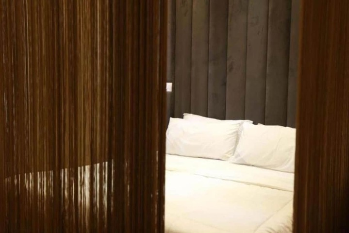 Room 35 of 128