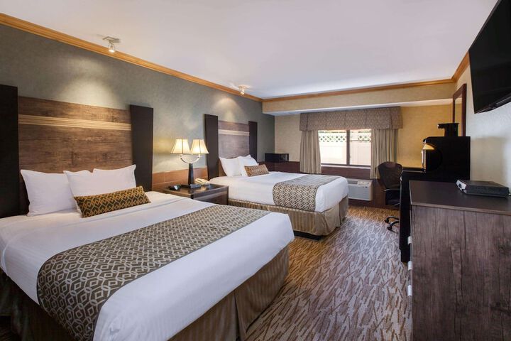 2 Queen Beds (2 of 8)