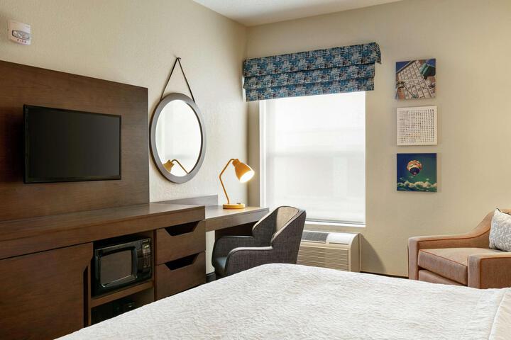 1 King Bed Study with Sofa Bed (7 of 13)