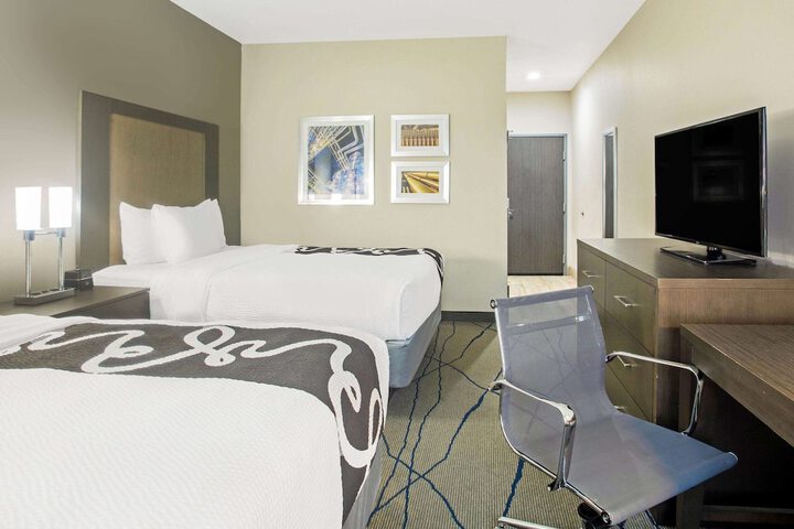 2 Queen Beds Accessible (9 of 11)