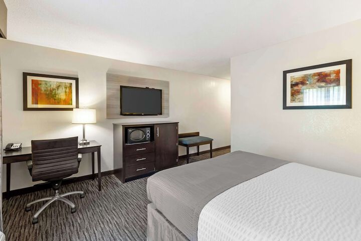 2 Queen Beds High Speed Internet Accessible Microwave and Refrigerator, Coffee Maker Iron and Ironing Board Hairdryer Full Breakfast (8 of 11)