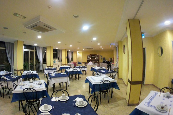 Dining 18 of 34