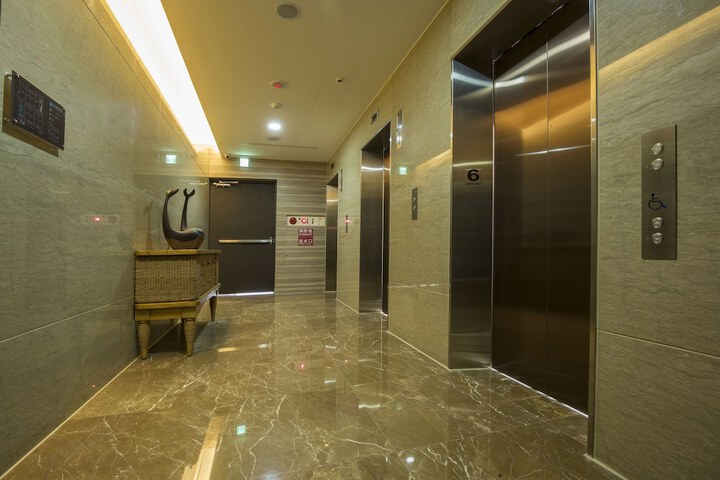 Ballroom/Hall 92 of 102
