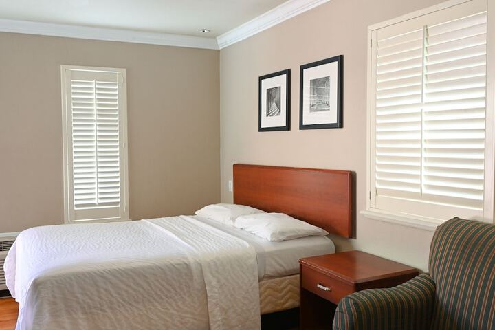 1 Queen Bed (8 of 22)