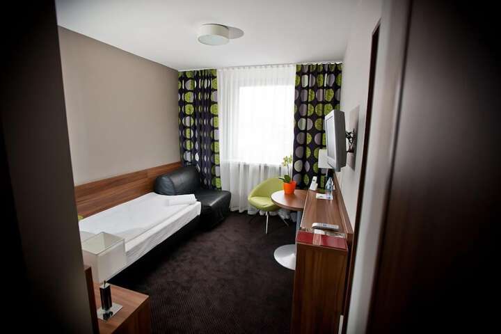 Room 7 of 83