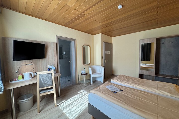 Room 17 of 27